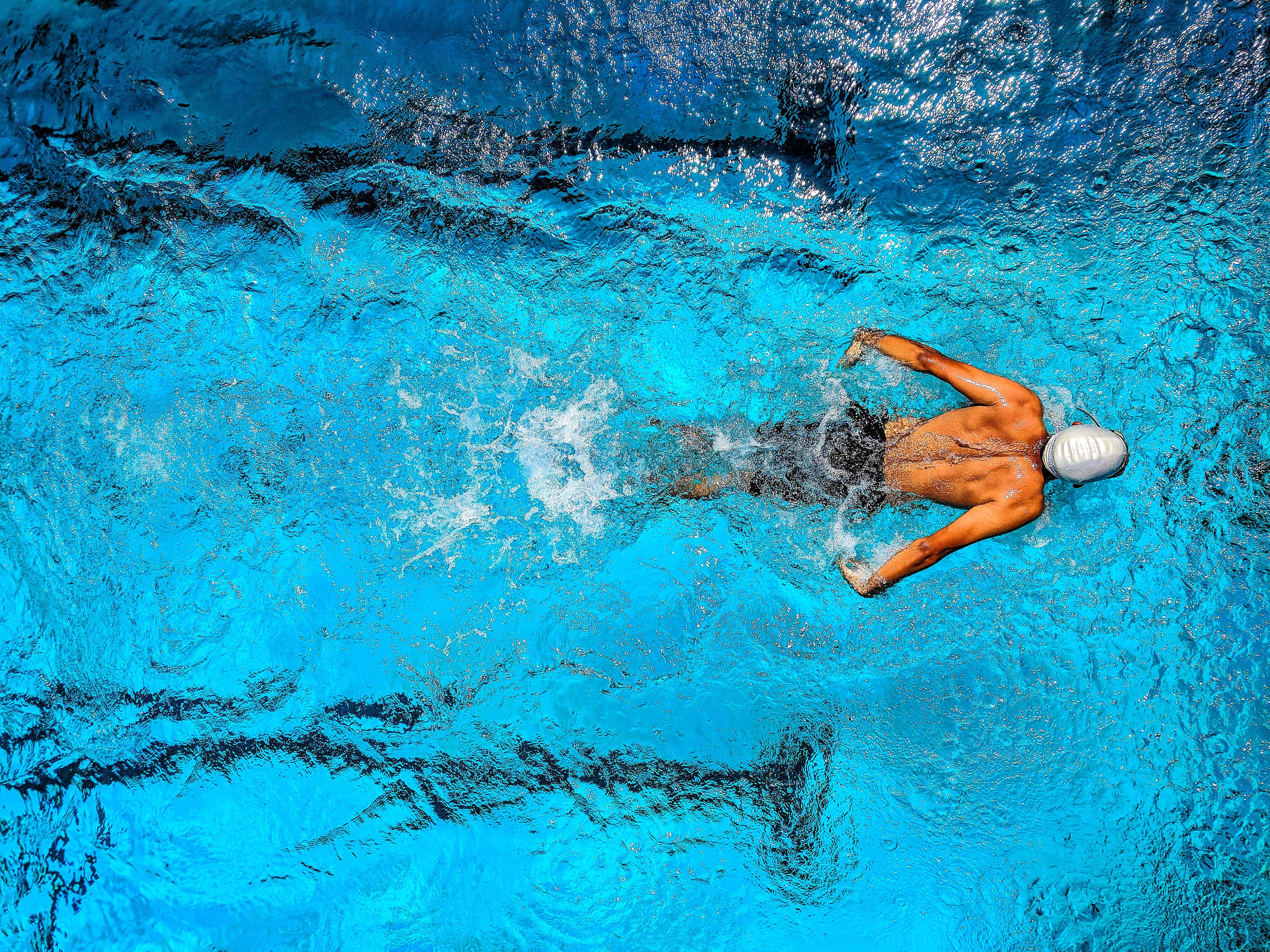 Ein kinesiotape träger Schwimmt